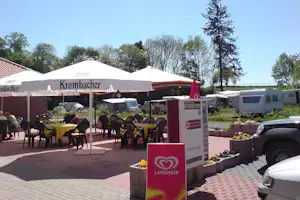 Campingplatz am Waldbad - Terrasse vom Restaurant auf dem Campingplatz