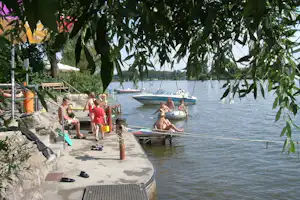 Campingplatz Ankergrund - Camper am Fluss vom Campingplatz