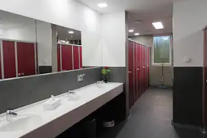 Campingplatz Ankergrund - Sanitärbereich vom Campingplatz mit Toiletten, Waschbecken und Spiegeln