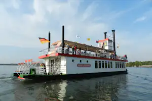 Campingplatz Arendsee - Schaufelraddampfer auf dem See vor dem Campingplatz