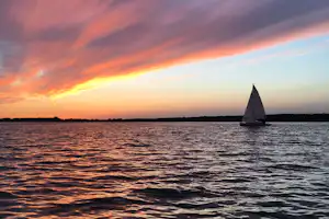Campingplatz Arendsee - Segelboot auf dem See vor dem Campingplatz bei Sonnenuntergang