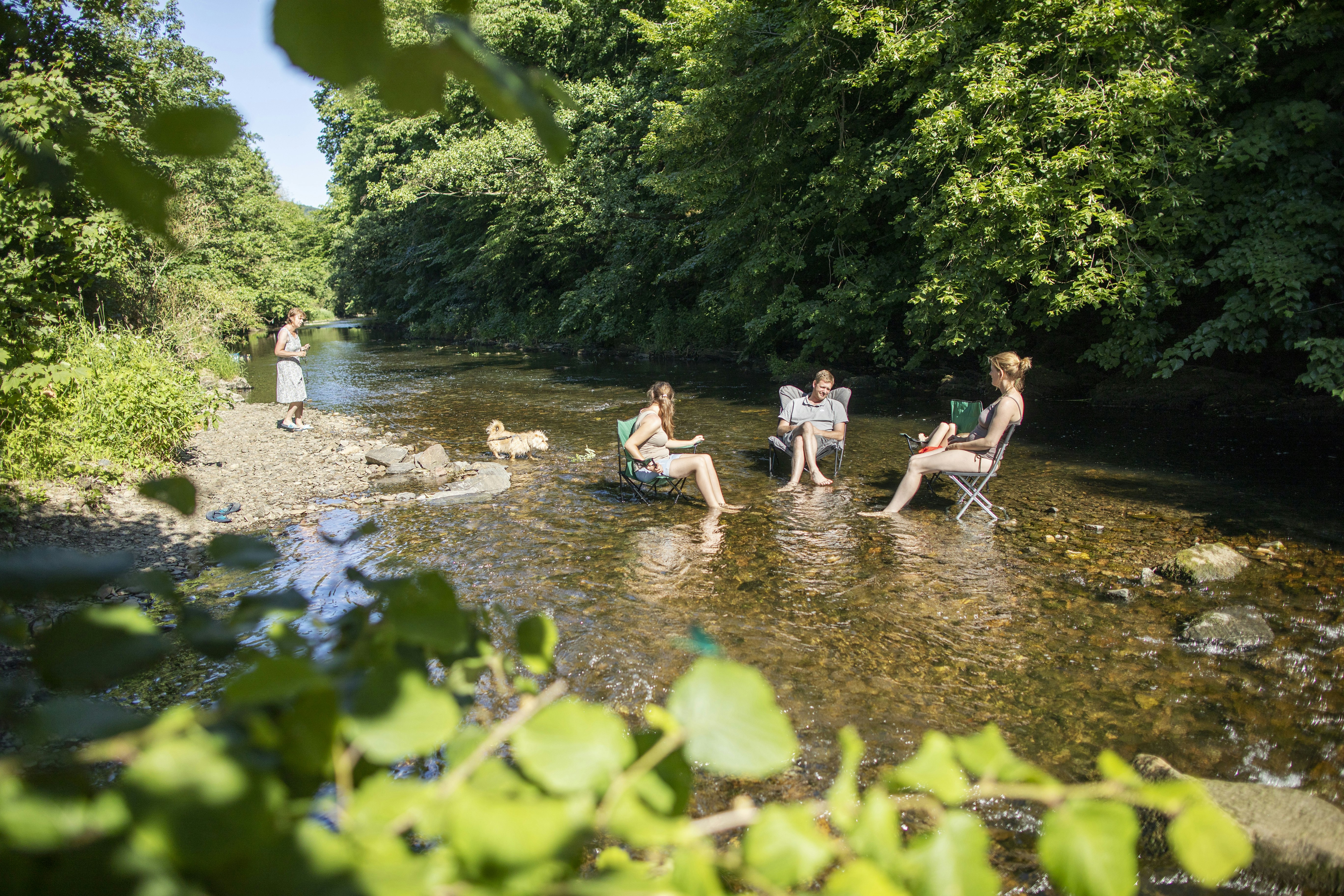 Campingplatz Auenland - Camper baden im Fluss am Campingplatz