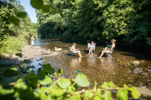 Campingplatz Auenland - Camper baden im Fluss am Campingplatz