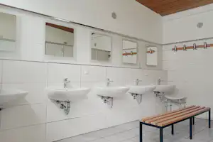 Campingplatz Auf der Au - Innenansicht des Sanitärgebäudes