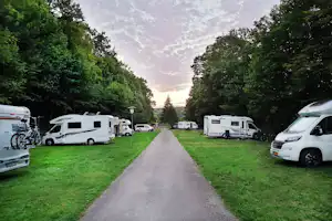 Campingplatz Bad Mergentheim - Auffahrt-zum-Campingplatz-und-Wohnmobile-auf-der-Wiese
