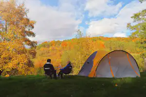 Campingplatz Bad Mergentheim - Camper-vor-ihrem-Zelt-mit-Blick-auf-den-Wald
