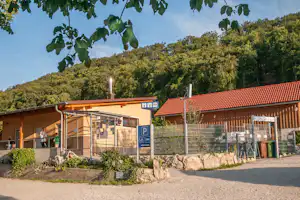 Campingplatz Bauer-Keller - Sanitärgebäude mit Duschen und Toiletten sowie Müllsammelstelle auf dem Campingplatz