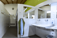 Campingplatz Bauer-Keller - Sanitärgebäude mit Waschbecken, Spiegel, Toiletten und Duschen