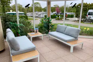 Campingplatz Beckmann - Sitzgelegenheit mit Blick auf den Campingplatz