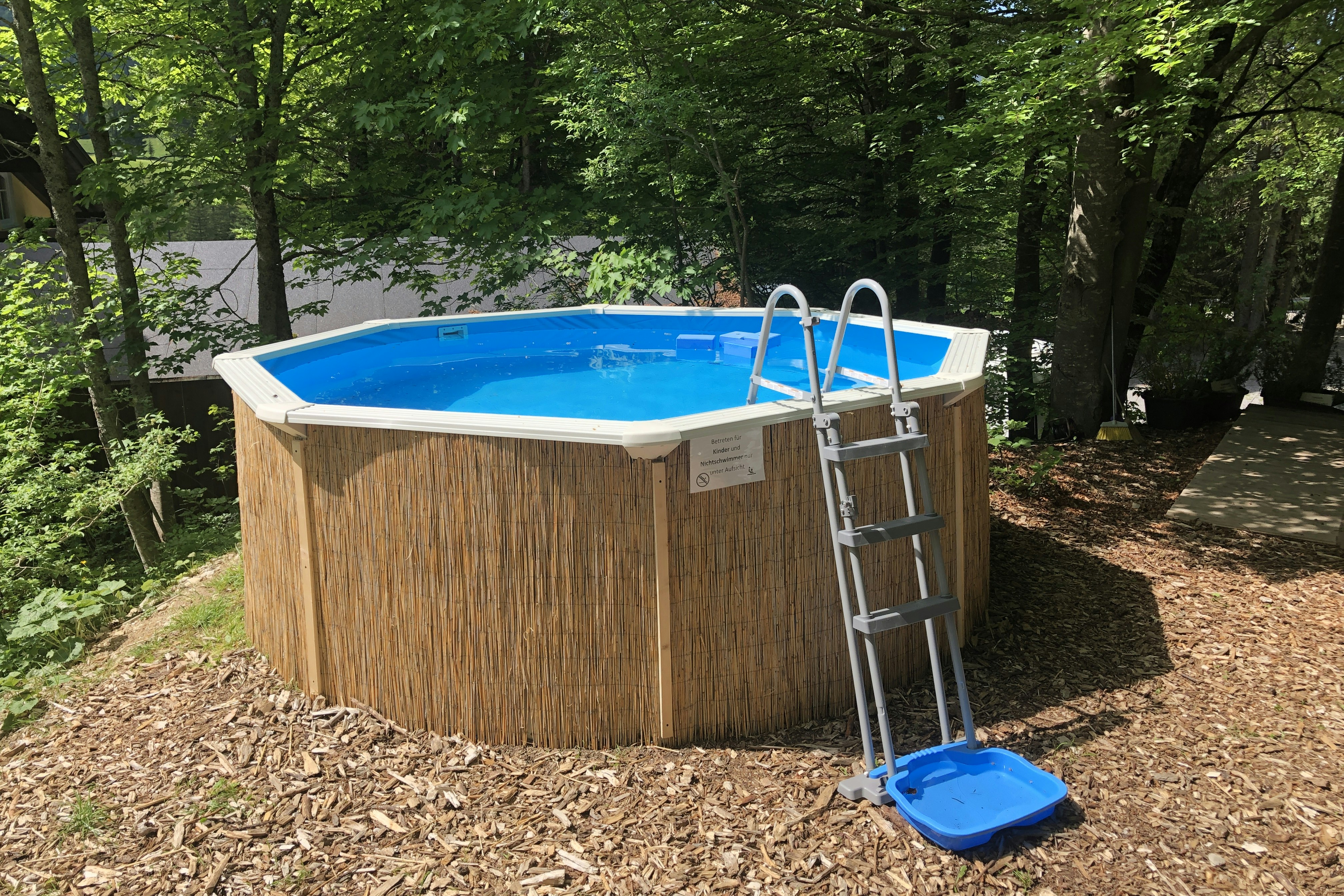 Camping und Pension Bergheimat Aufstellpool im Sommer auf dem Campingplatz  