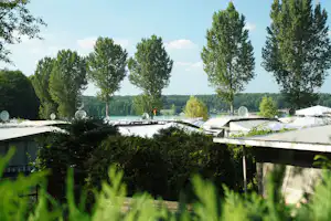 Campingplatz Berolina - Stellplätze im Schatten unter Bäumen am See auf dem Campingplatz