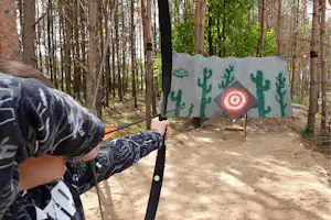 Campingplatz Bertingen - Bogenschießen und andere Aktivitäten im Wald auf dem Campingplatz