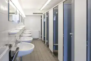 Campingplatz Biehl - Sanitärbereich vom Campingplatz mit Waschbecken, Toiletten und Duschkabinen