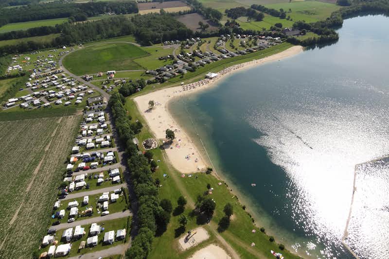 Campingplatz Blaue Lagune  -  Campingplatz am See aus der Vogelperspektive
