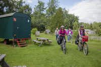 Campingplatz Böhmeschlucht  -  Camper mit Fahrrädern am Mobilheim vom Campingplatz auf grüner Wiese