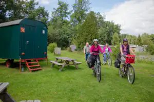 Campingplatz Böhmeschlucht - Camper mit Fahrrädern am Mobilheim vom Campingplatz auf grüner Wiese