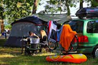 Campingplatz Bolter Ufer  - Camper, die vor ihrem zelt sitzen