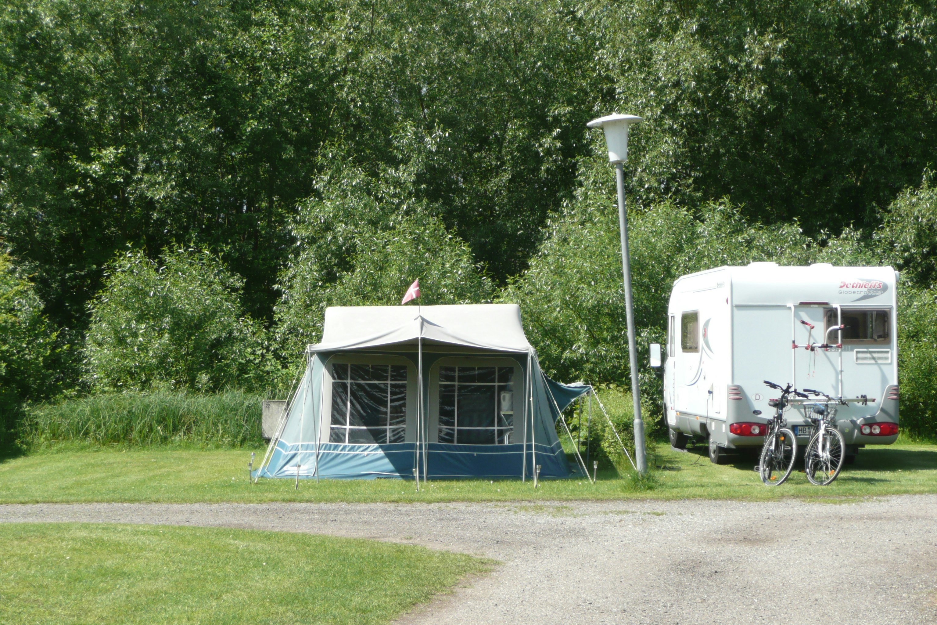 Campingplatz Bosau  -  Wohnwagen und Wohnmobil auf dem Stellplatz vom Campingplatz im Grünen