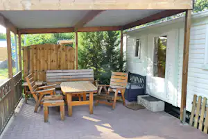 Campingplatz Brunautal - Veranda vom Mobilheim auf dem Campingplatz mit Esstisch