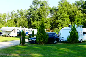 Campingplatz Brunautal - Stellplatz vom Campingplatz auf grüner Wiese