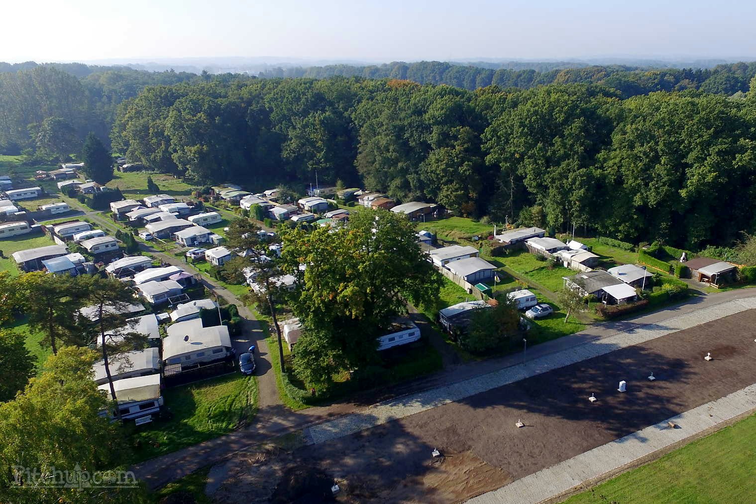 Campingplatz Bullerby am Attersee  -  Stellplatz vom Campingplatz aus der Vogelperspektive