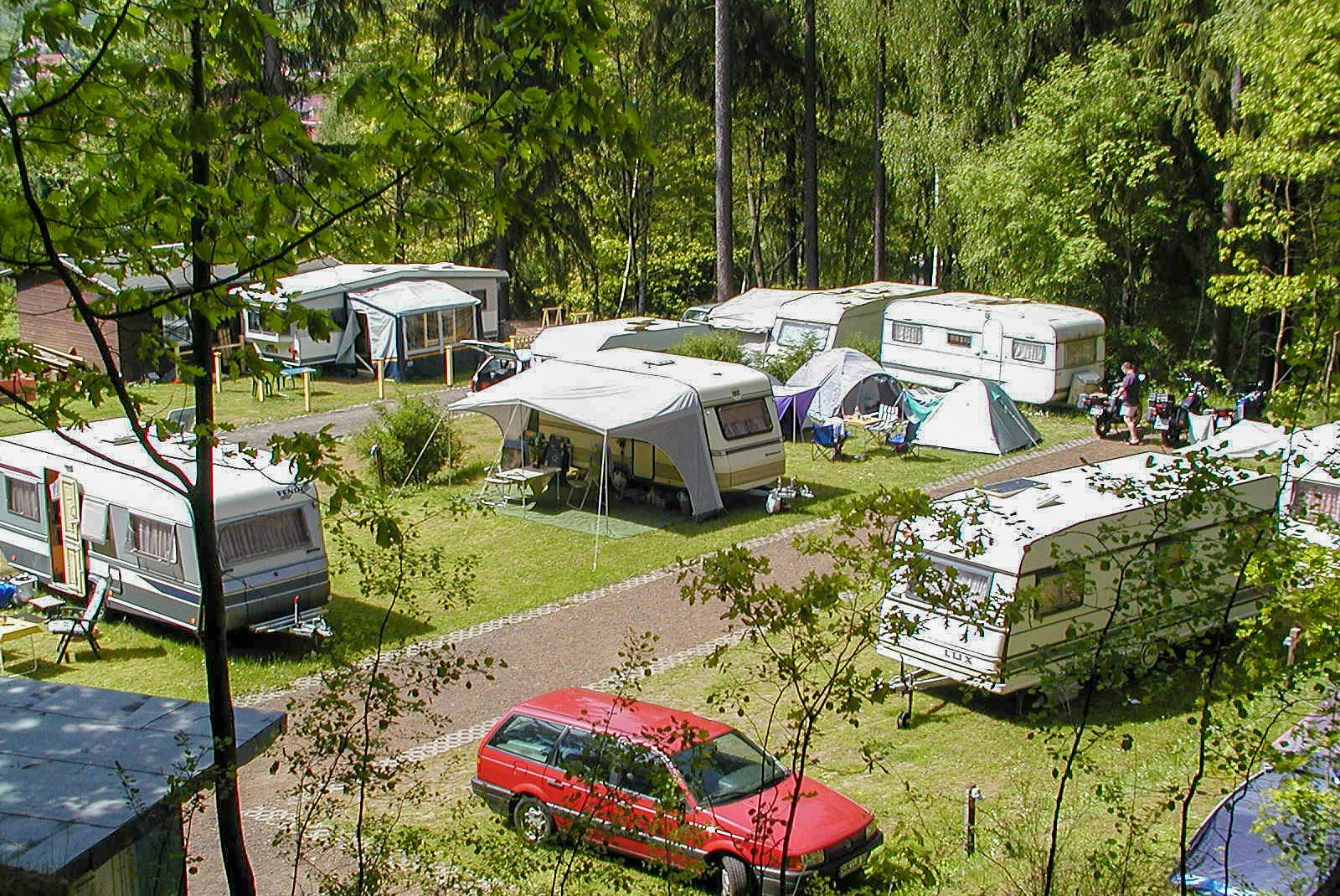Campingplatz & Bungalowdorf Erlau - Standplätze im Grünen auf dem Campingplatz