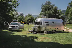 Campingplatz Cabuérniga - Wohnmobil- und Wohnwagenstellplätze auf der Wiese