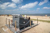 Campingplatz Dangast - Gaste vom Campingplatz genießen Blick auf Nordsee im Strandkorb auf dem Strand