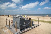 Campingplatz Dangast - Gaste vom Campingplatz genießen Blick auf Nordsee im Strandkorb auf dem Strand