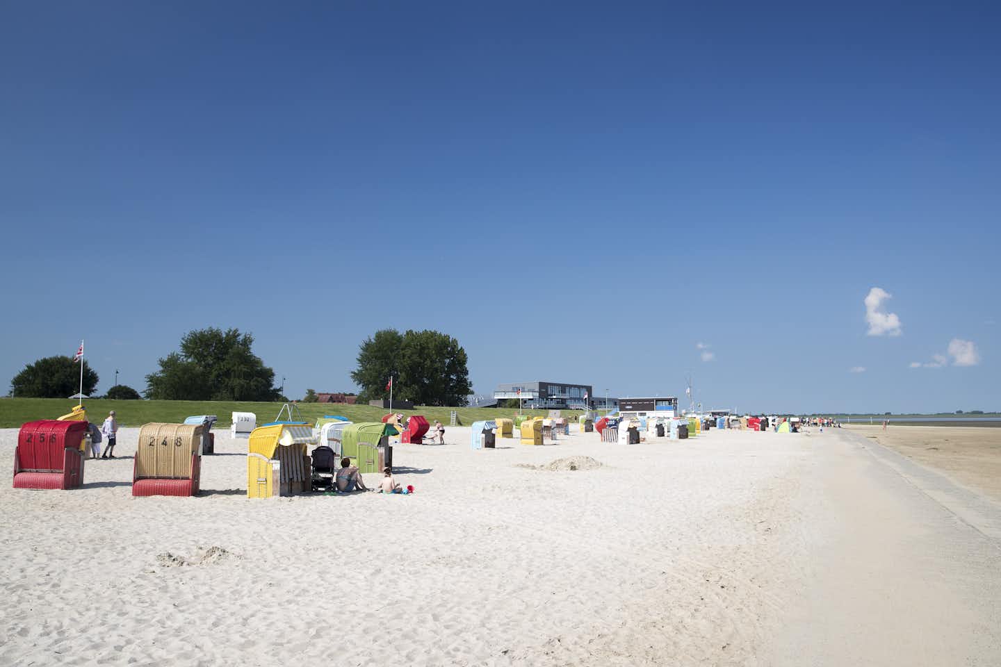 Campingplatz Dangast - Strandkörbe am Strand in der Nähe vom Campingplatz
