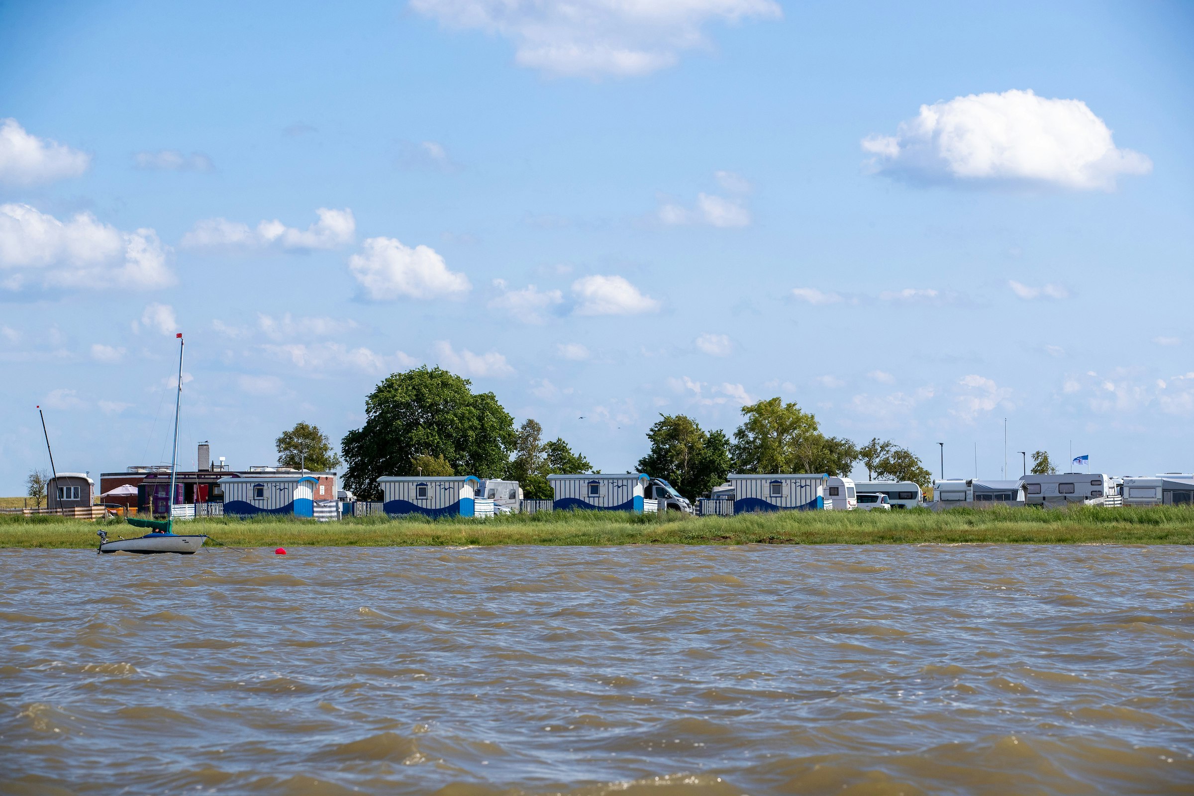 Strandcampingplatz Dangast  Campingplatz Dangast - Blick auf den Campingplatz am Wasser