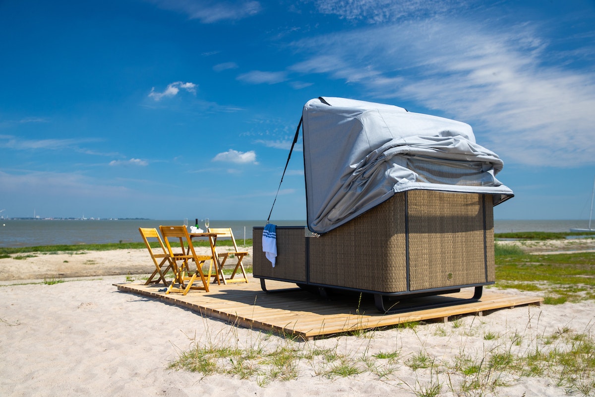 Strandcampingplatz Dangast  Campingplatz Dangast - Schlafstrandkorb mit kleiner Terrasse auf dem Campingplatz