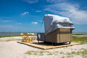 Strandcampingplatz Dangast Campingplatz Dangast - Schlafstrandkorb mit kleiner Terrasse auf dem Campingplatz