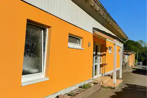Campingplatz Denntal - Außenansicht des Sanitärgebäudes