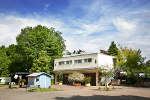 Campingplatz der Stadt Köln - Eingangsgebäude mit Rezeption und Sanitäreinrichtungen sowie Kiosk auf dem Campingplatz