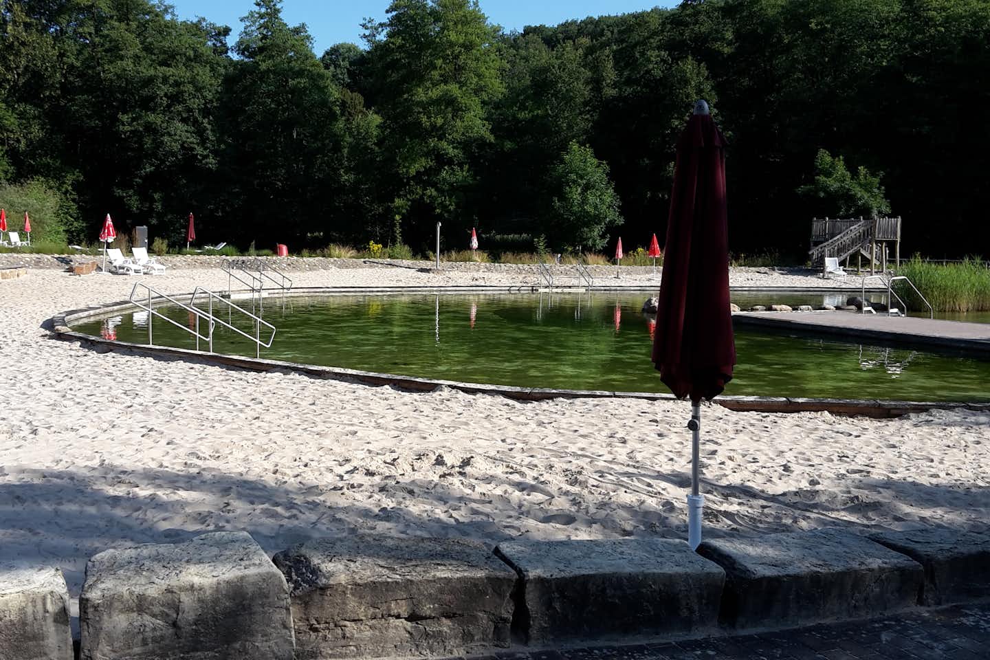 Campingplatz des TuS Tiefenstein - Badesee mit Strand,  Liegestühlen und Sonnenschirmen