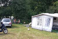Campingplatz des TuS Tiefenstein - Wohnwagen mit Vorzelt, daneben Liegen und Sitzgelegenheiten
