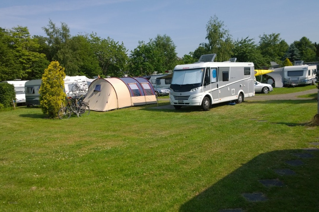 Eidertal Camping - Standplätze umgeben von Bäumen und kleinen Sträuchern