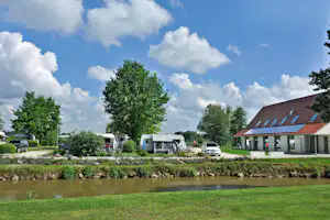 Campingplatz Felbermühle - Blick auf den Campingplatz mit Sanitärgebäude