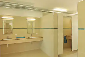 Campingplatz Felbermühle - Sanitärgebäude mit Waschbecken, Spiegel, Toiletten und Duschen