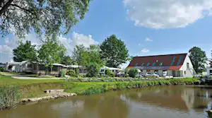 Campingplatz Felbermühle Blick über den Fluss auf die Stellplätze und das Sanitärgebäude