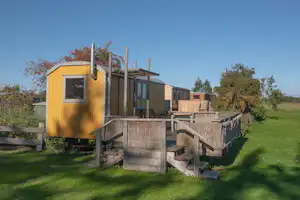 Campingplatz Flüggerteich - Bauwagen-Lodges mit Terrasse auf dem Fehmarn-Campingplatz