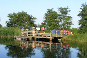 Campingplatz Flüggerteich - Campingteich mit Kinderfloß und Teichterrasse