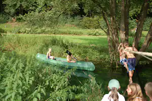 Campingplatz Fränkische Schweiz - Kinder beim Seilbalance an der Campingwiese und bei Kanufahren an der Püttlach am Campingplatz