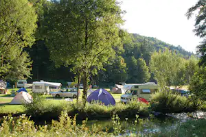 Campingplatz Fränkische Schweiz - Stellplatz vom Campingplatz auf grüner Wiese am Fluss