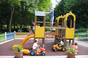 Campingplatz Fränkische Schweiz - spielende Kinder auf dem Spielplatz vom Campingplatz
