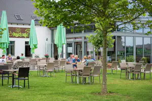Campingplatz Freizeitinsel - Außenbereich des Cafés auf dem Campingplatz
