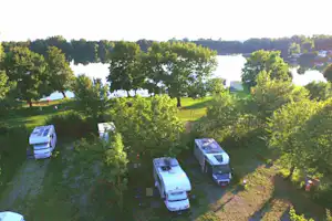 Campingplatz Friedenhain-See - Wohnwagenstellplatz vom Campingplatz mit Blick auf den See