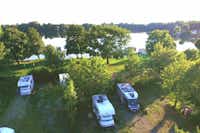 Campingplatz Friedenhain-See  -  Wohnwagenstellplatz vom Campingplatz mit Blick auf den See
