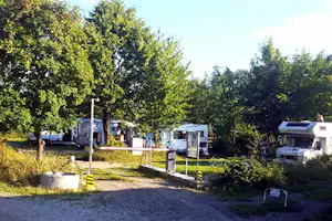 Campingplatz Friedenhain-See - Einfahrt zum Wohnwagen- und Zeltstellplatz vom Campingplatz zwischen Bäumen